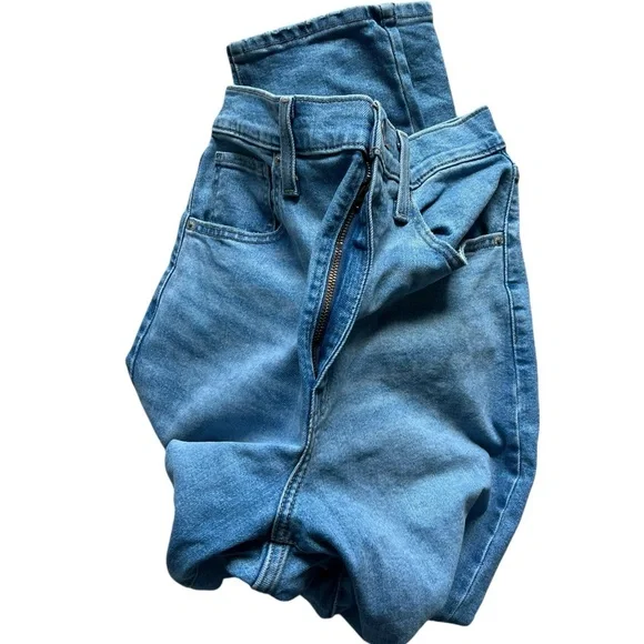 Levi's High Waisted Mom Jeans In A Light Blue Wash Size 30 - Picture 6 of 13